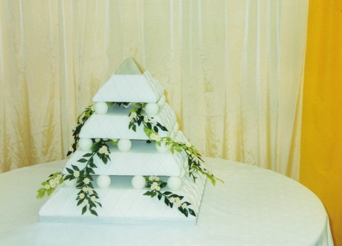 4 Tier Pyramid Wedding Cake With Daisies