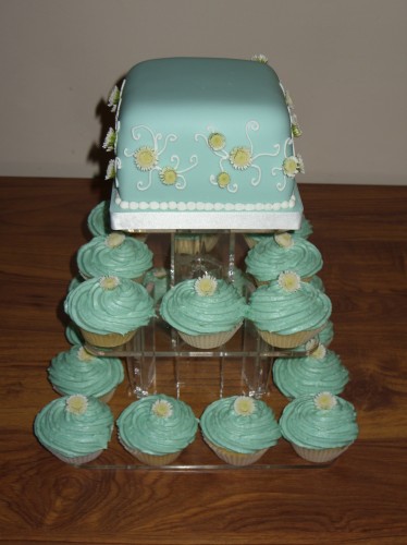 Turquoise Wedding Cup Cakes With Daisies