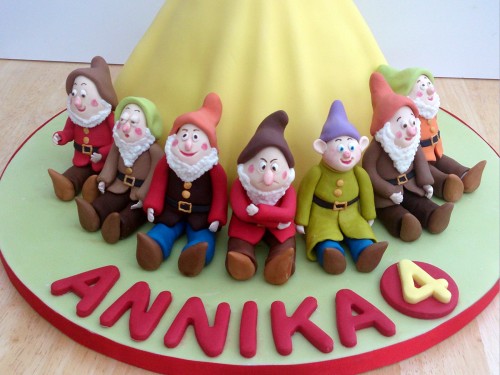 snow white and the seven dwarfs novelty birthday cake