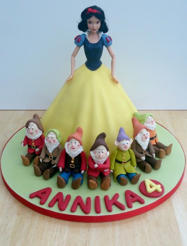 snow white and the seven dwarfs novelty birthday cake