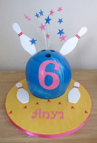 ten-pin-bowling-themed-birthday-cake