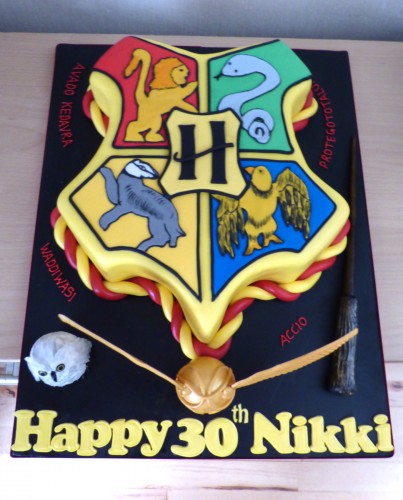 harry-potter-hogwarts-badge-birthday-cake