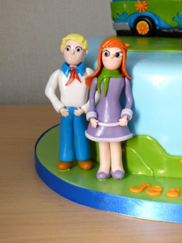scooby-doo-themed-birthday-cake-shaggy-daphne-velma-fred-mystery-machine