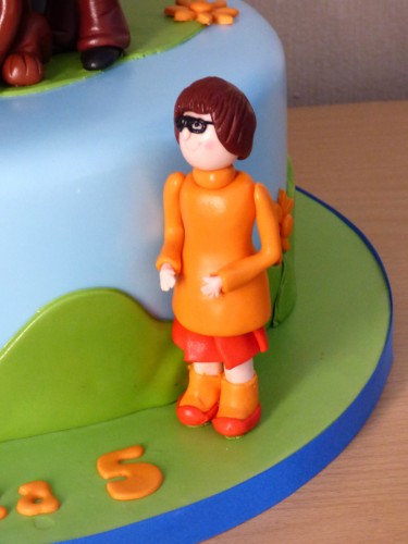 scooby-doo-themed-birthday-cake-shaggy-daphne-velma-fred-mystery-machine