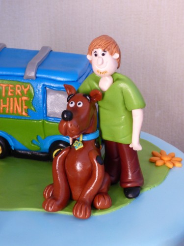 scooby-doo-themed-birthday-cake-shaggy-daphne-velma-fred-mystery-machine