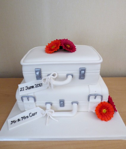 2-tier-suitcase-wedding-cake