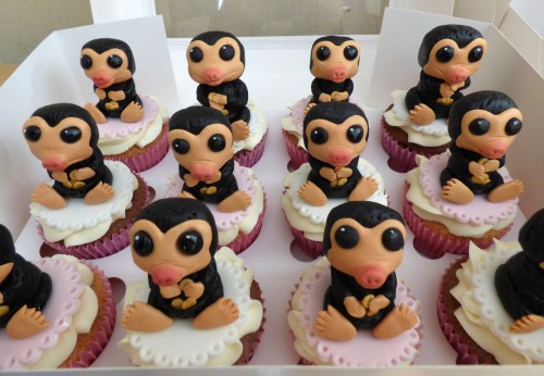 fantastic-beasts-niffler-birthday-cake-cupcakes