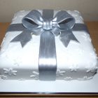 christmas-present-silver-bow-cake