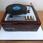 vintage-style-record-player-birthday-cake