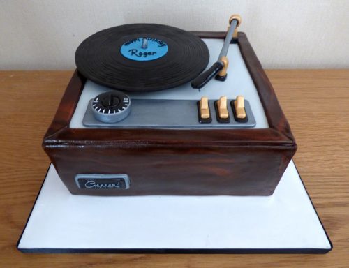 vintage-style-record-player-birthday-cake