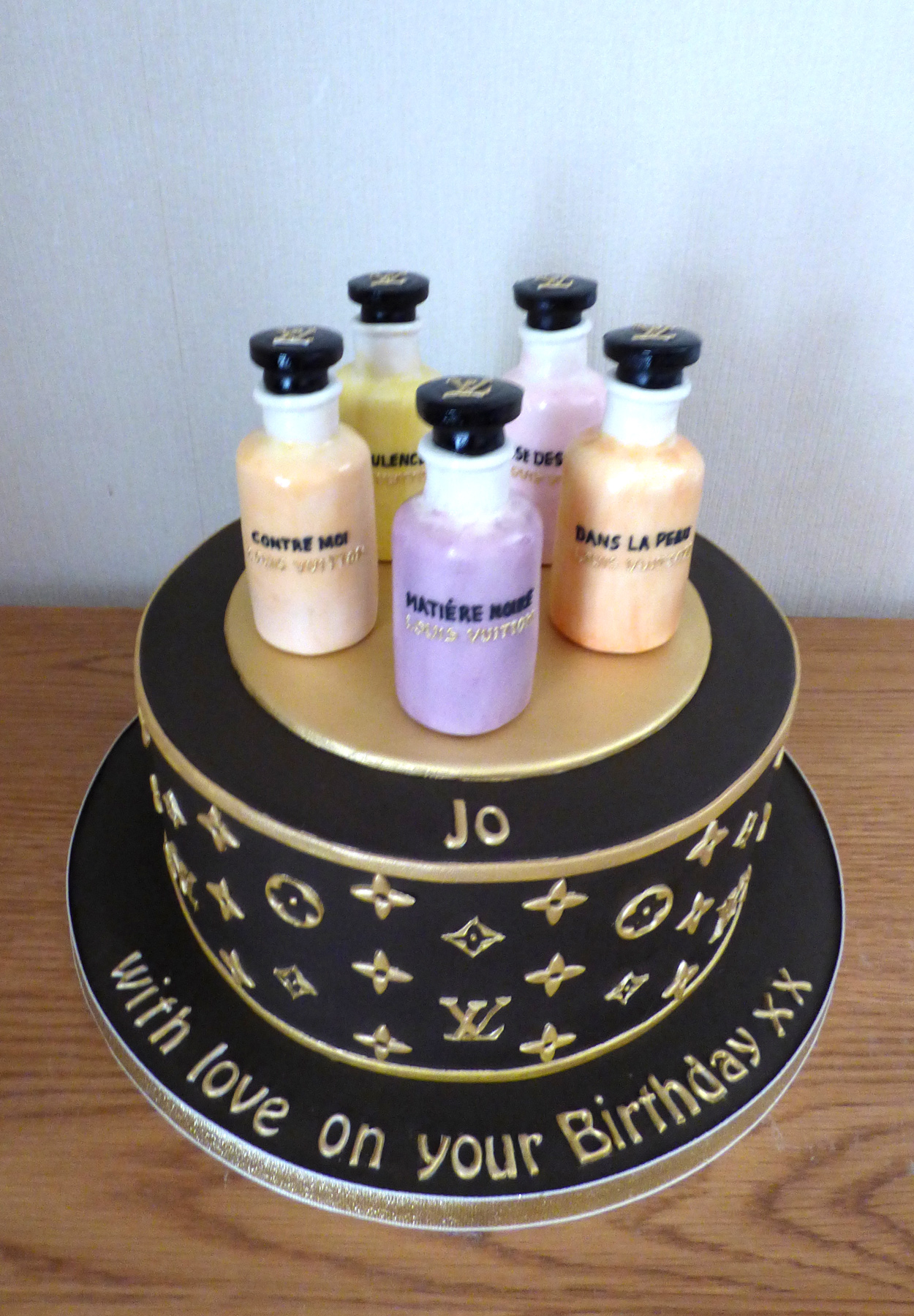 Louis Vuitton Cake  Cool cake designs, Louis vuitton cake, Louis vuitton  birthday