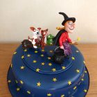 fondant-room-on-a-broom-birthday-cake