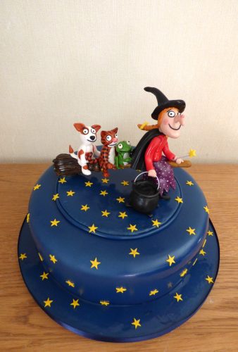 fondant-room-on-a-broom-birthday-cake