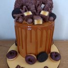 chocolate-donut-caramel-drip-cake-oreo