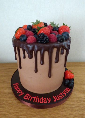 chocolate-drip-cake-with-fresh-fruits